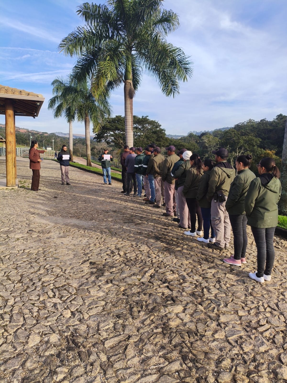 Dinâmica ao ar livre com equipe operacional
